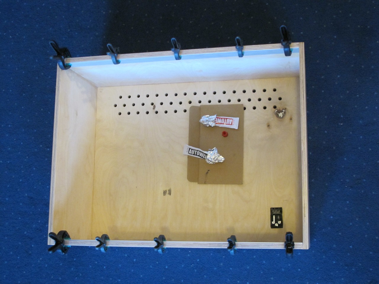 Glueing aluminium profile to wooden box